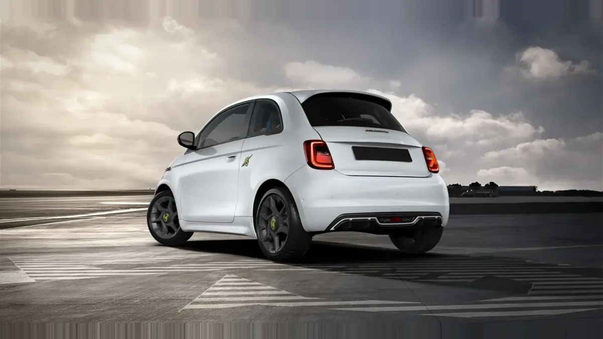 Abarth 500e 42kWh en renting en Barcelona — Trasera