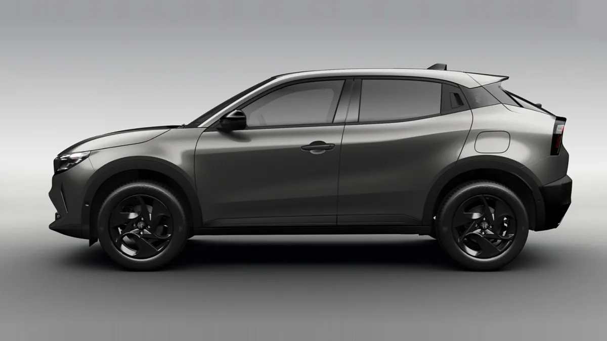 Alfa Romeo Junior Ibrida en renting en Barcelona — Lateral