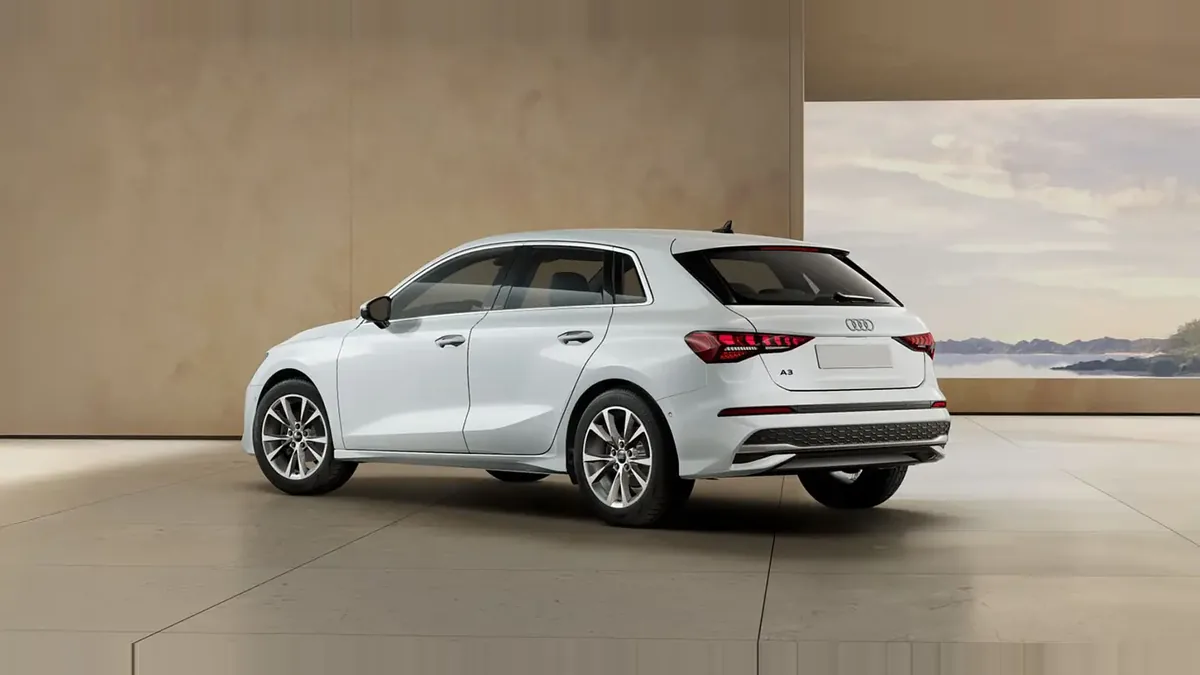Audi A3 Sportback Advanced TFSI S Tronic en renting en Barcelona — Delantera