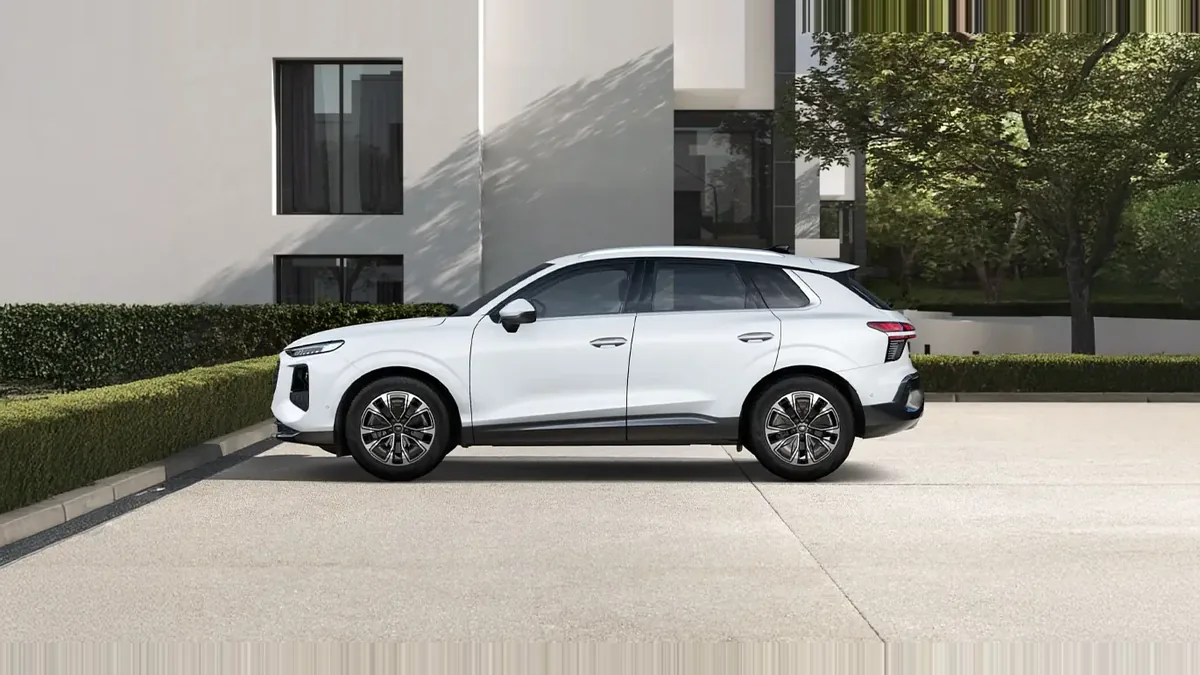 Audi Q3 Advanced TDI 110 kW S Tronic en renting en Barcelona — Lateral