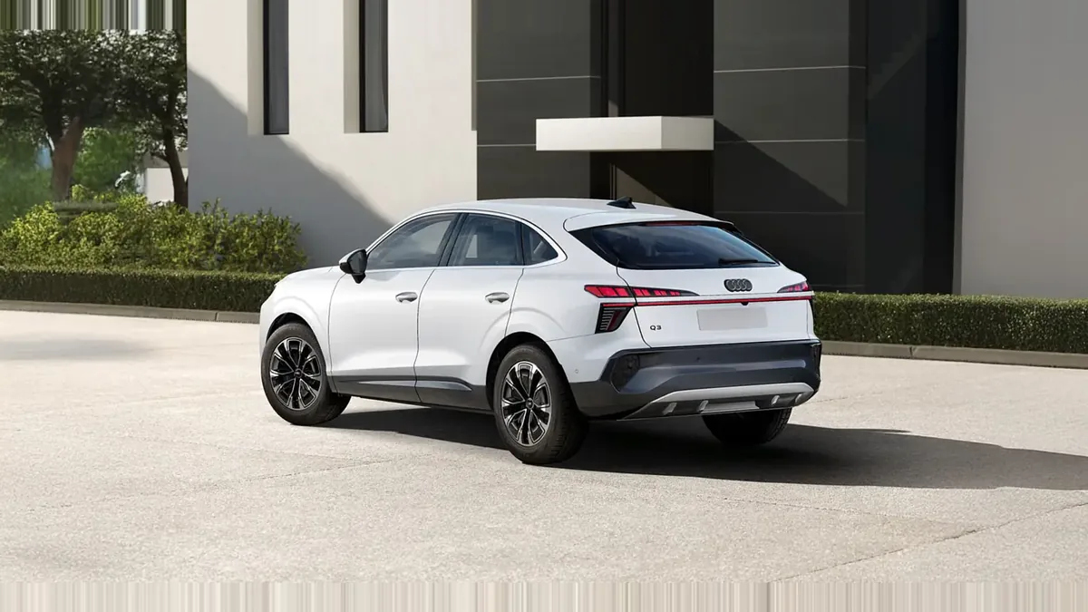 Audi Q3 Sportback Advanced TDI 110kW S Tronic en renting en Barcelona — Delantera