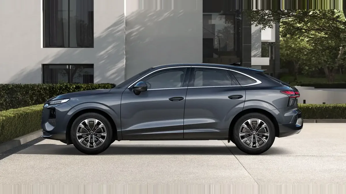 Audi Q3 Sportback Advanced TFSI 110kW S Tronic en renting en Barcelona — Lateral
