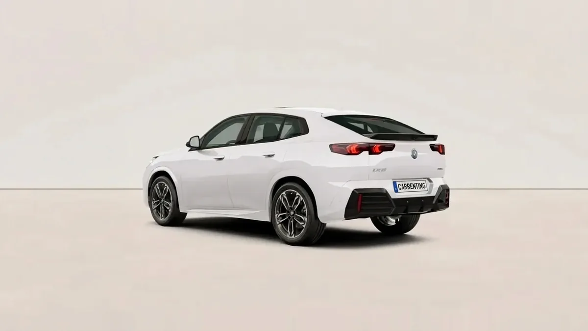 BMW ix2 eDrive20 en renting en Barcelona — Trasera