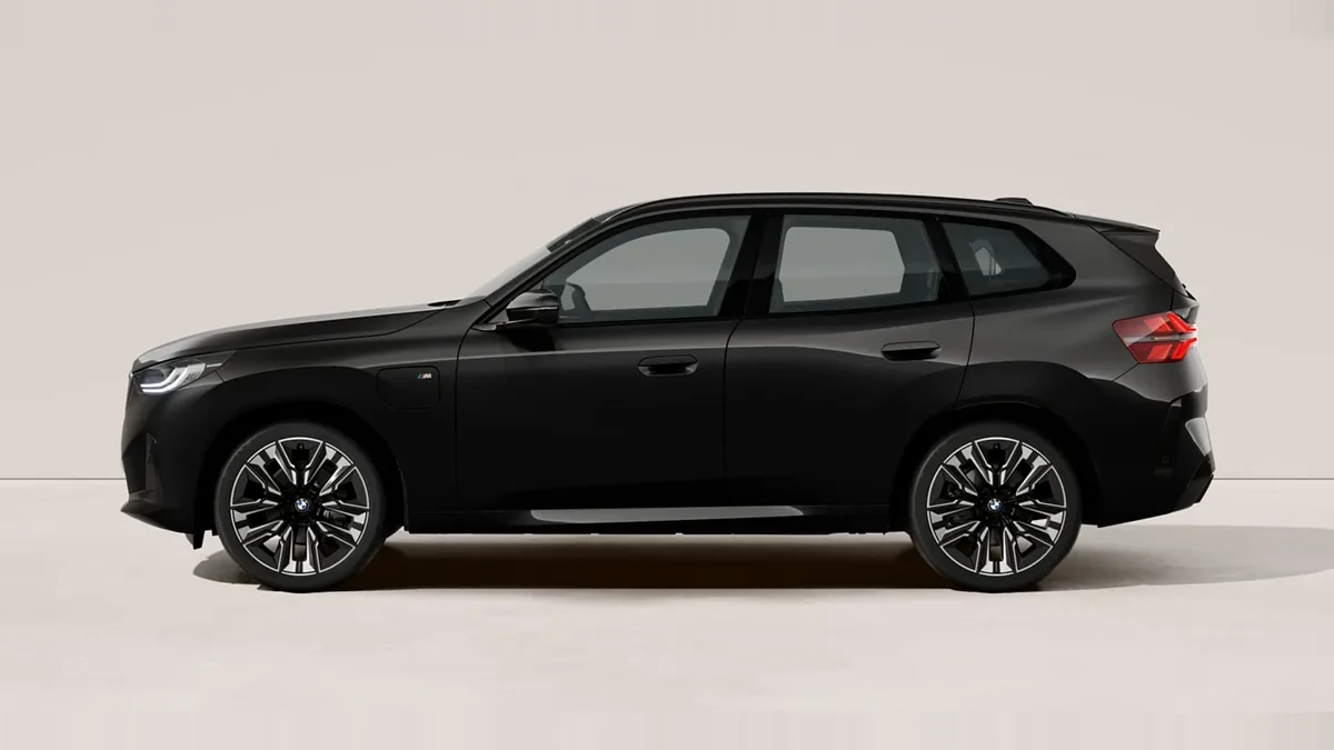 BMW X3 30e xDrive en renting en Barcelona — Lateral
