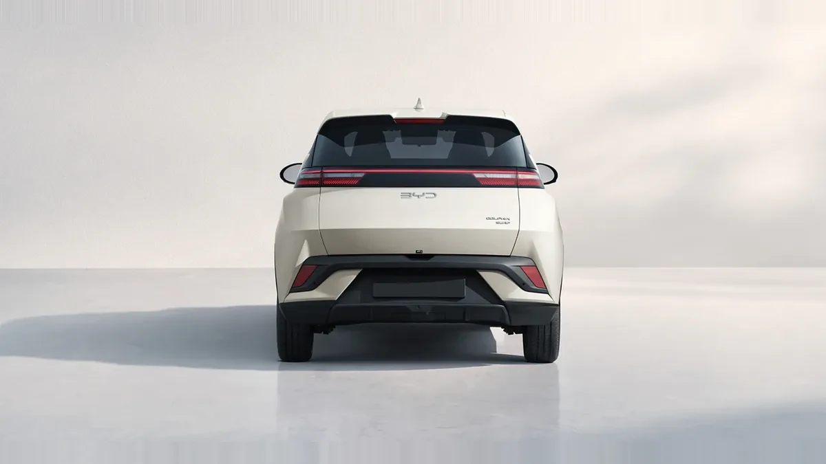 BYD Dolphin Surf Boost en renting en Barcelona — Trasera