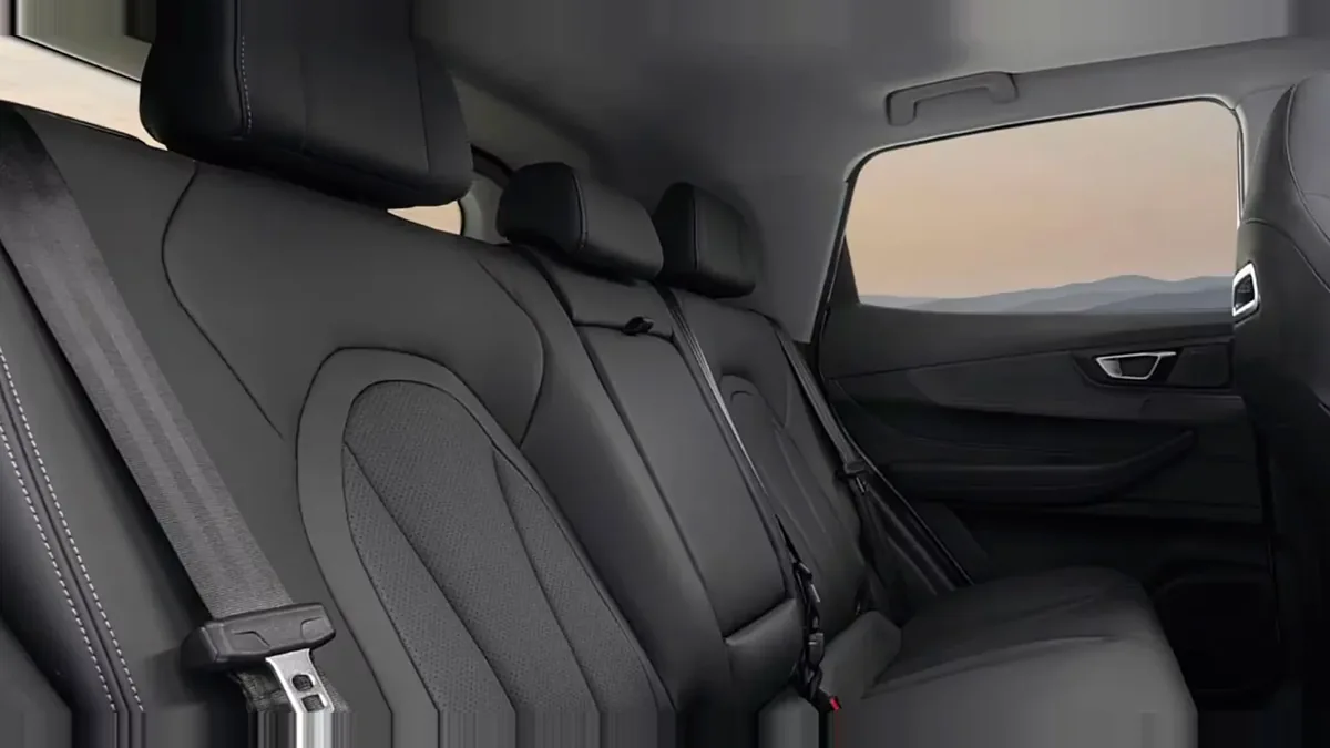Ebro s400 1.5 DHE HEV Excellent CVT en renting en Barcelona — Interior