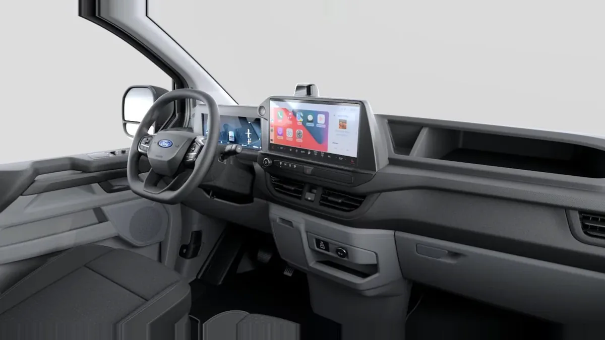 Ford TRANSIT CUSTOM  Kombi BEV 83kWh 100kW 340 L1 Trend en renting en Barcelona — Delantera