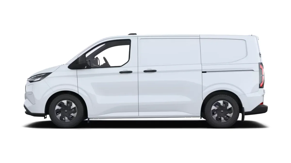 Ford TRANSIT CUSTOM Van BEV 83kWh 100kW 320 L1 Trend en renting en Barcelona — Lateral