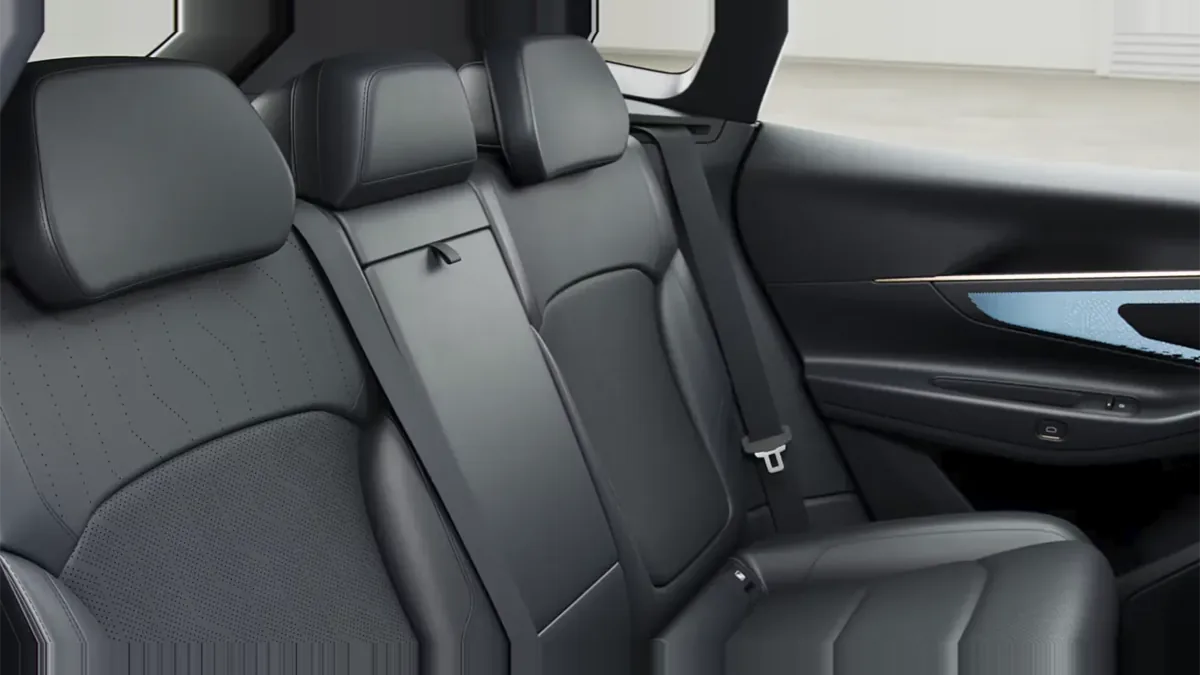 Lynk & Co 08 1.5 PHEV Core en renting en Barcelona — vista 6