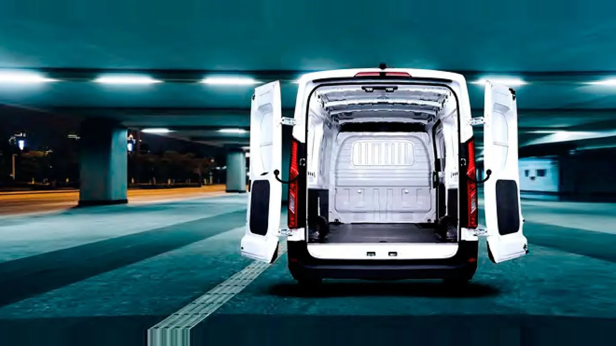 Maxus Deliver 9 Furgón 2.0D L3H2 150 (MERCANCÍAS PROPIAS) en renting en Barcelona — Trasera