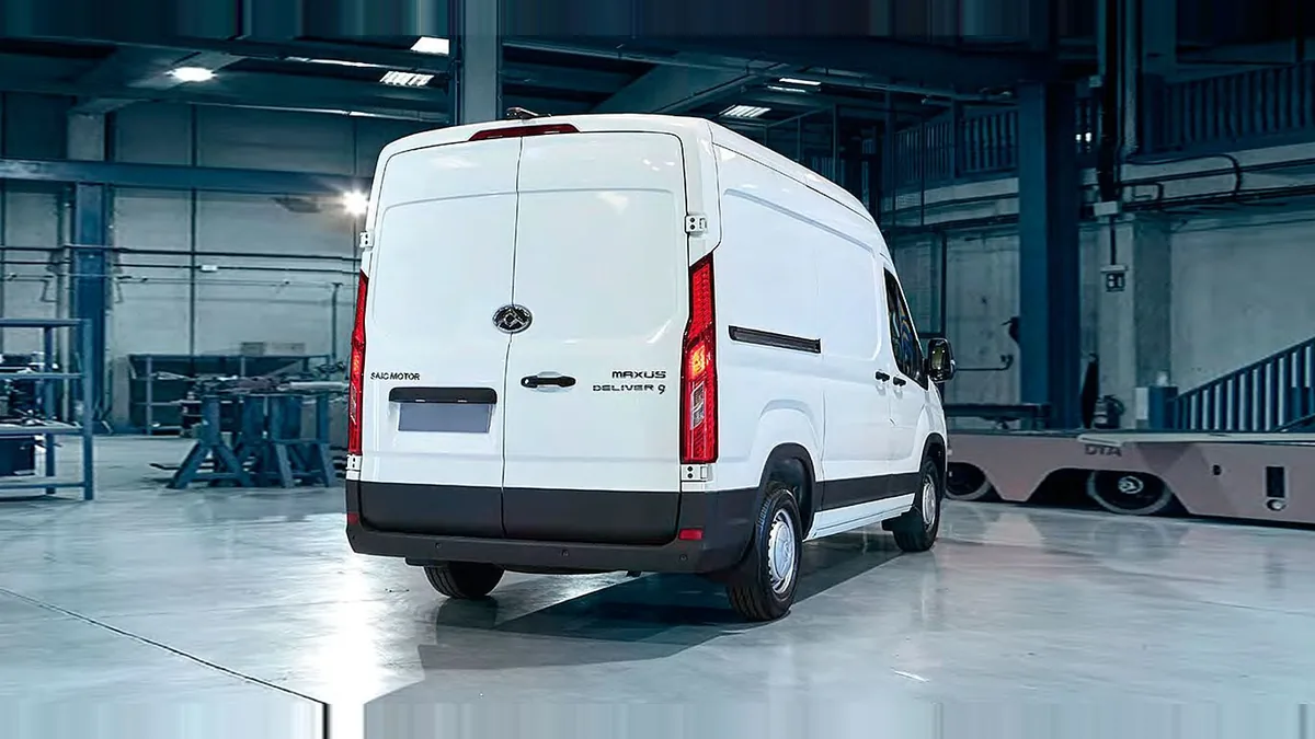 Maxus Deliver 9 Furgón 2.0D L3H2 150 (MERCANCÍAS TERCEROS) en renting en Barcelona — Delantera