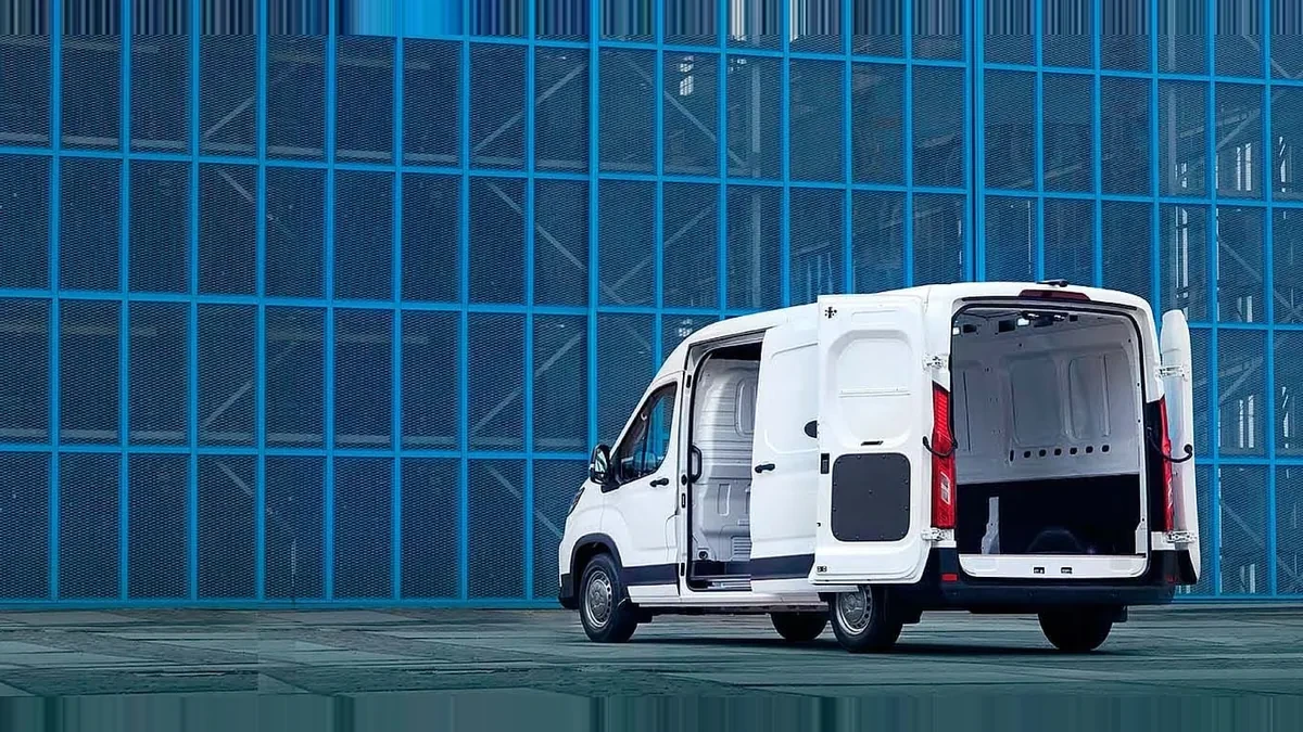 Maxus Deliver 9 Furgón 2.0D L3H2 150 (MERCANCÍAS TERCEROS) en renting en Barcelona — Lateral