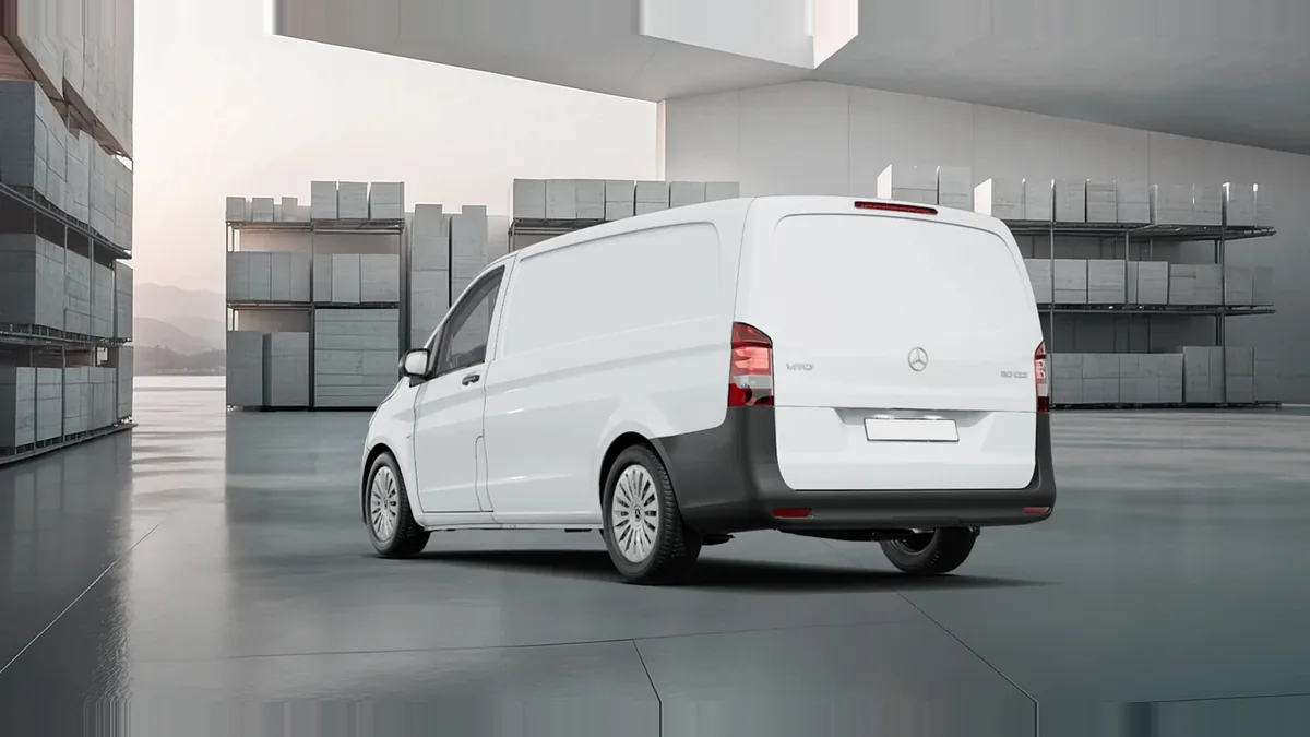 Mercedes-Benz Vito 110CDI 75kW Furgón Pro Larga en renting en Barcelona — Trasera