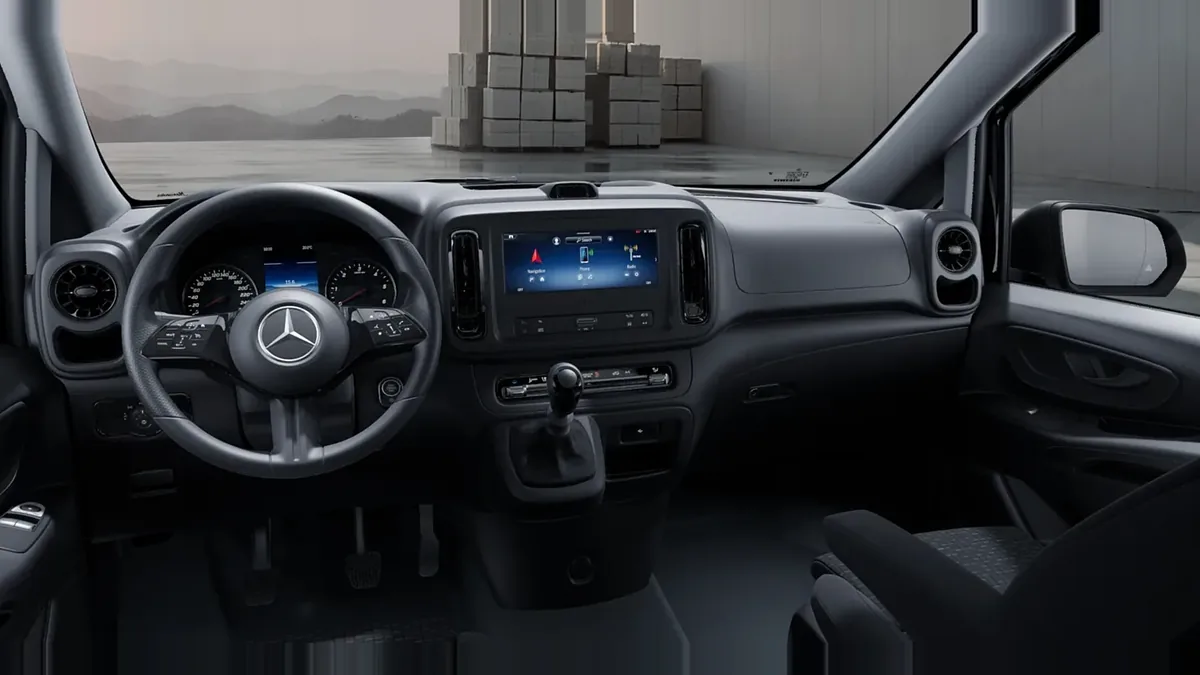 Mercedes-Benz Vito 110CDI 75kW Furgón Pro Larga en renting en Barcelona — Delantera